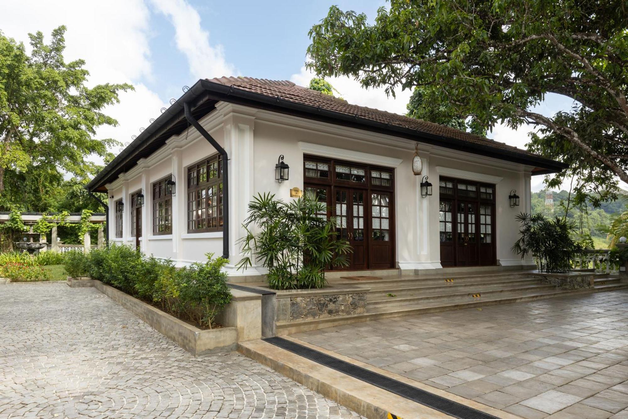 Hotel The Grand Walawwa Pinnawala  Exterior foto
